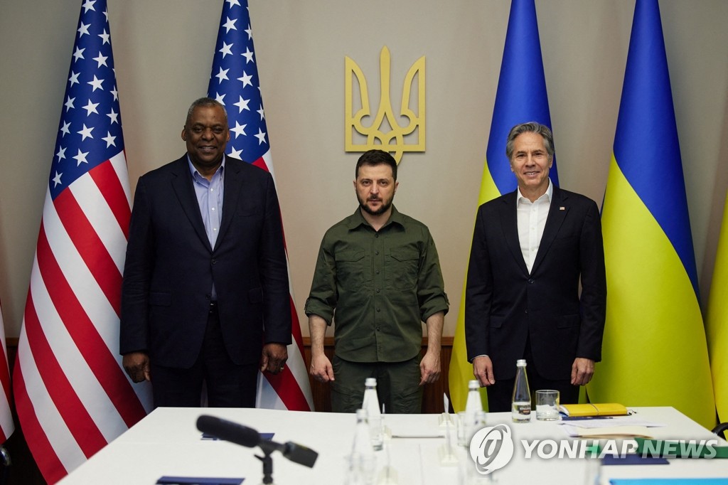 젤렌스키 우크라 대통령 좌우에 선 미 국무·국방장관