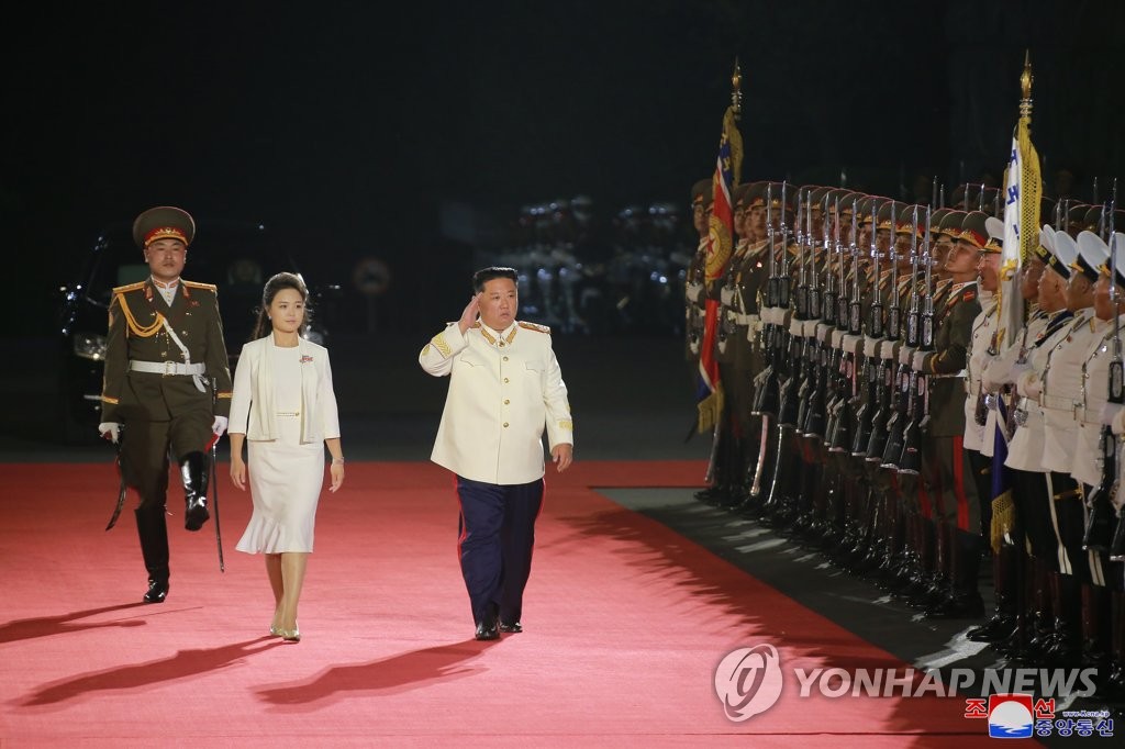 열병식에 참석한 북한 김정은·리설주 부부