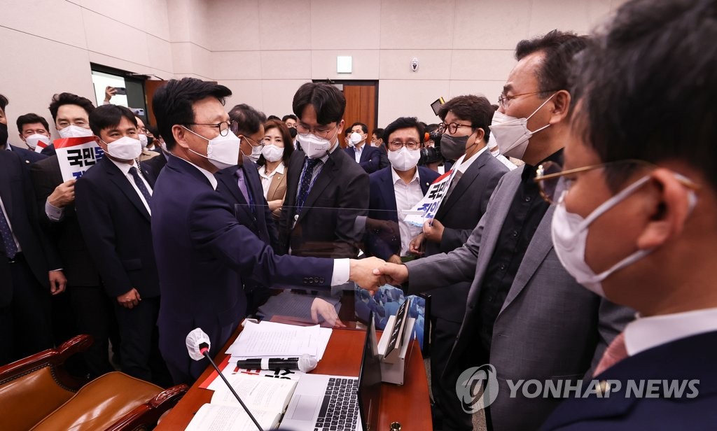 야당 간사 항의받는 박광온 법사위원장