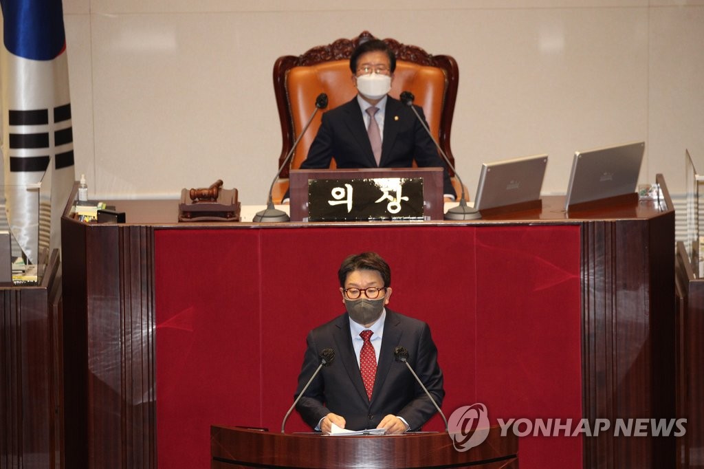 長時間の演説で議事妨害を行う国民の力の議員（手前・共同取材）＝２７日、ソウル（聯合ニュース）