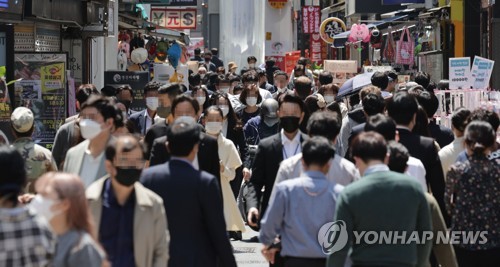 (서울=연합뉴스) 한종찬 기자 = 지난 5월2일 서울 중구 명동에서 시민들이 마스크를 쓰고 이동하고 있다. 2022.5.2 saba@yna.co.kr