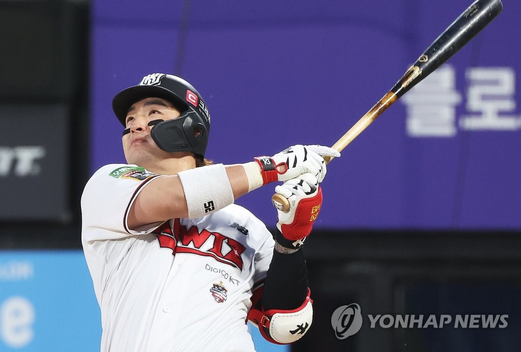 In this file photo from May 3, 2022, Park Byung-ho of the KT Wiz watches his two-run home run against the Lotte Giants during the bottom of the third inning of a Korea Baseball Organization regular season game at KT Wiz Park in Suwon, 45 kilometers south of Seoul. (Yonhap)