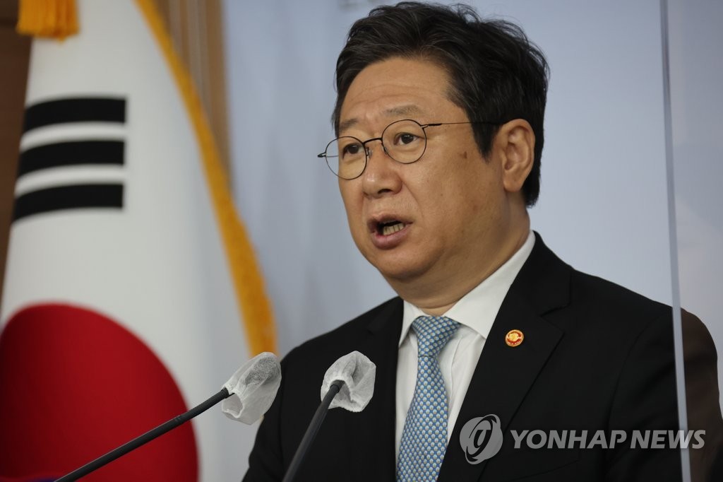 Le ministre de la Culture, du Sport et du Tourisme, Hwang Hee, prend la parole durant un point de presse au complexe gouvernemental à Séoul, le mercredi 4 mai 2022, pour proposer d'accorder une exemption militaire aux artistes de la culture pop mondialement reconnus. 