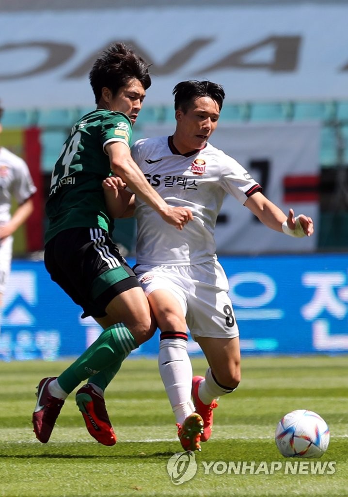 Ryu Jae-moon of Jeonbuk Hyundai Motors (L) and Lee Tae-seok of FC Seoul battle for the ball during their clubs' K League 1 match at Jeonju World Cup Stadium in Jeonju, some 240 kilometers south of Seoul, on May 5, 2022. (Yonhap)