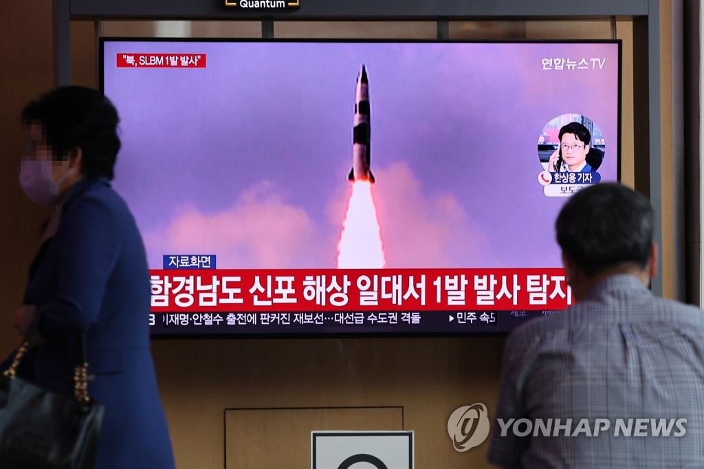 A news report on North Korea's launch of a missile is aired on a television at Seoul Station on May 7, 2022. (Yonhap)