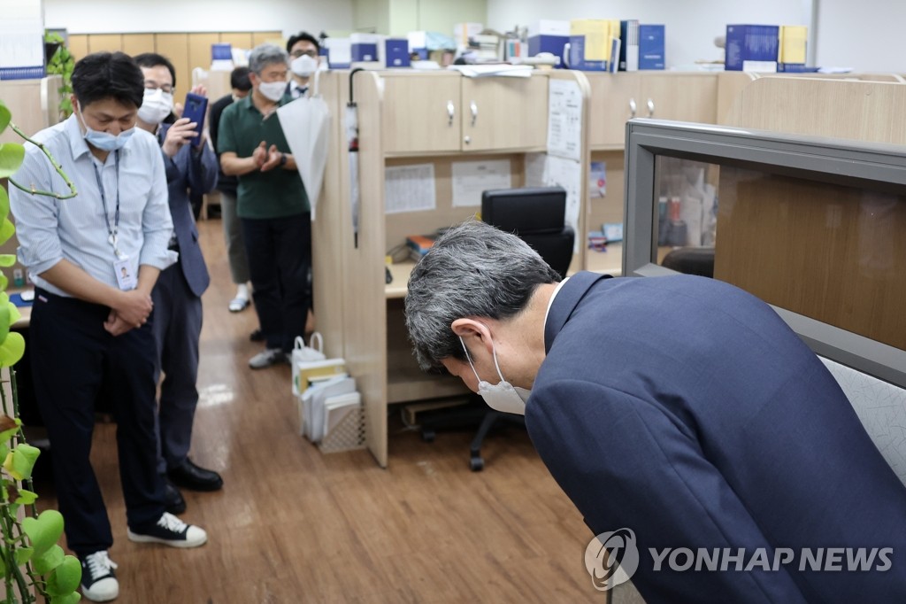 마지막 출근한 이인영 장관