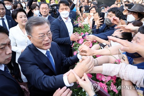 (جديد 3) الرئيس «مون» يدعو إلى استئناف الحوار بين الكوريتين في خطاب الوداع