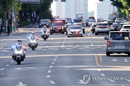الرئيس «يون» ينتقل إلى مكتبه الرئاسي في موكب بالسيارات
