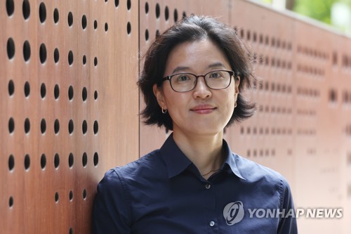 (서울=연합뉴스) 강민지 기자 = 영국 최고 권위의 문학상인 부커상 인터내셔널 부문 최종 후보에 오른 정보라 작가가 지난 12일 서울 종로구 연합뉴스 사옥에서 인터뷰에 앞서 포즈 취하고 있다. 정보라의 '저주 토끼'(Cursed Bunny)는 부커상 인터내셔널 부문 최종 후보 6편에 포함됐다. 2022.5.13 mjkang@yna.co.kr