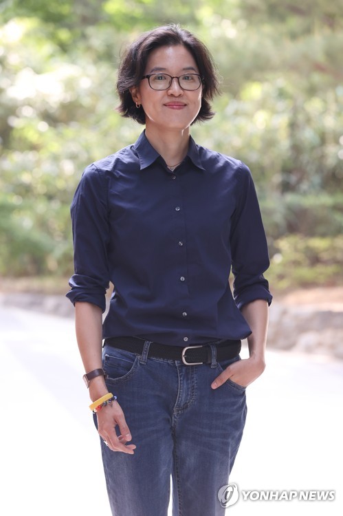 (서울=연합뉴스) 강민지 기자 = 영국 최고 권위의 문학상인 부커상 인터내셔널 부문 최종 후보에 오른 정보라 작가가 지난 12일 서울 종로구 연합뉴스 사옥에서 인터뷰에 앞서 포즈 취하고 있다. 정보라의 '저주 토끼'(Cursed Bunny)는 부커상 인터내셔널 부문 최종 후보 6편에 포함됐다. 2022.5.13 mjkang@yna.co.kr