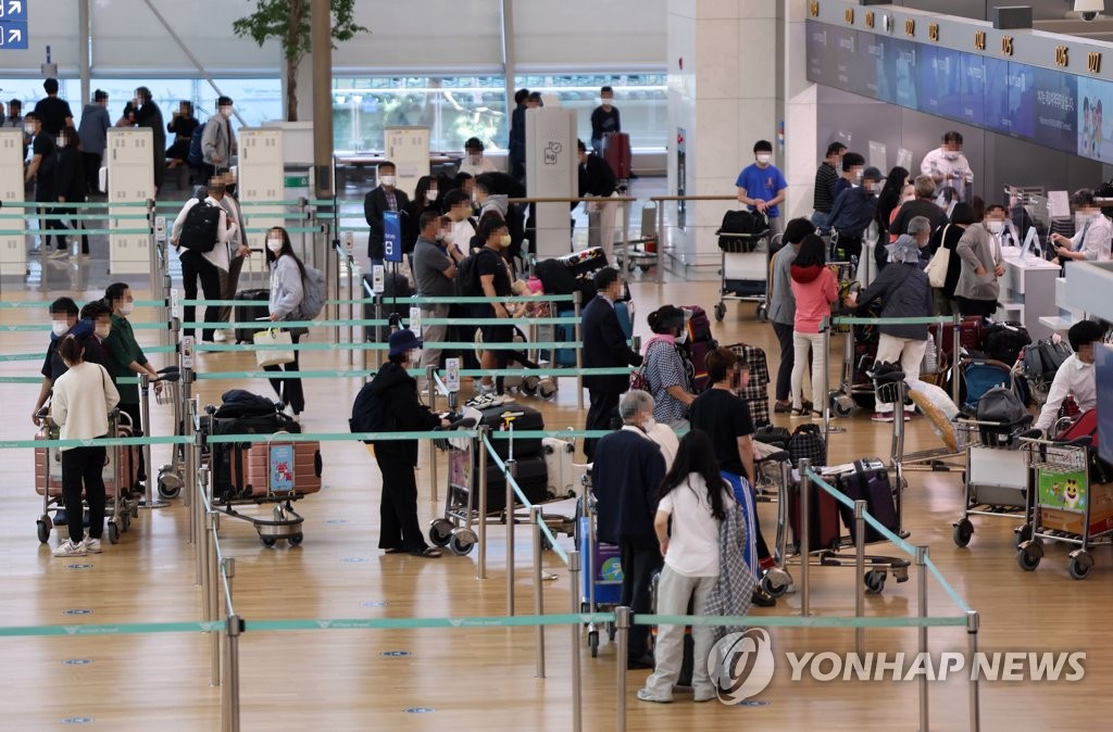 仁川国際空港第１旅客ターミナルの出発ロビー。海外に出掛ける人が増え始めている（資料写真）＝（聯合ニュース）