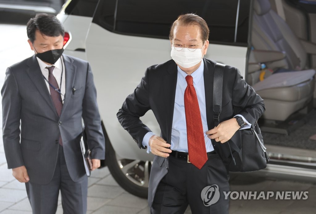 New Unification Minister Kwon Young-se (R) arrives for work at the government complex in Seoul on May 16, 2022. (Yonhap)