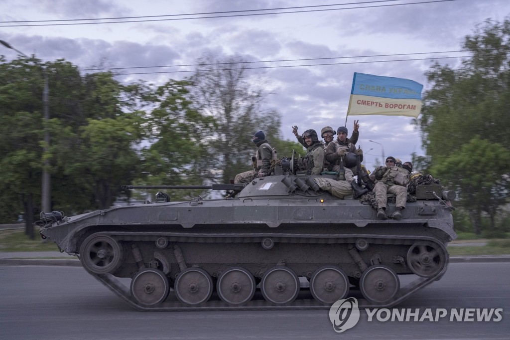 "적에게 죽음을"…국기 휘날리는 우크라군 탱크
