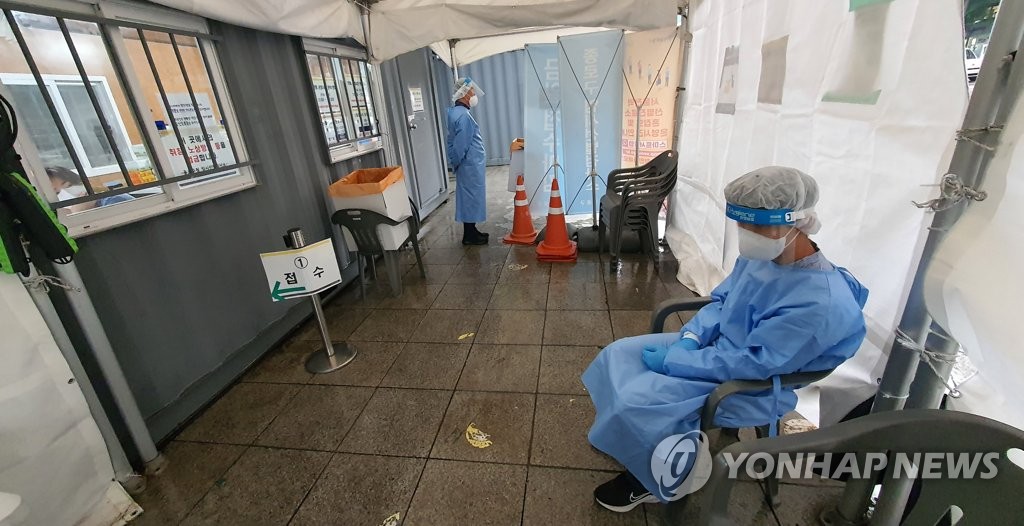 Le centre de dépistage pour le nouveau coronavirus (Covid-19) au parc Tapgol à Jongno, dans le centre de Séoul, est désert le mercredi 18 mai 2022. 