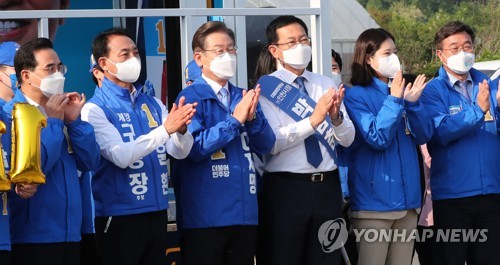 인천 선대위 출정식에서 손뼉 치는 민주당 지도부와 박남춘 후보