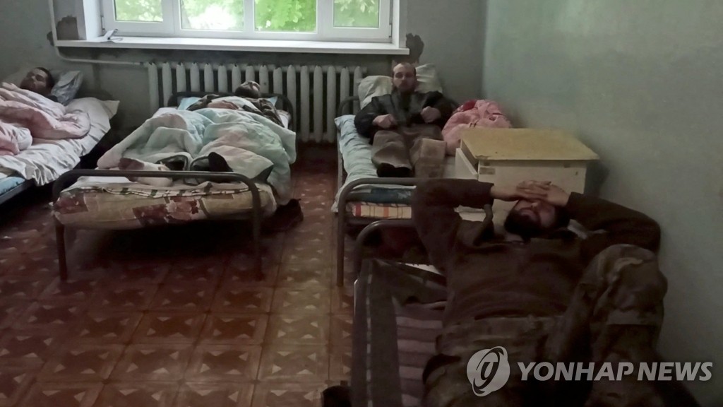 친러 세력 지역 병원서 치료받는 우크라 투항병