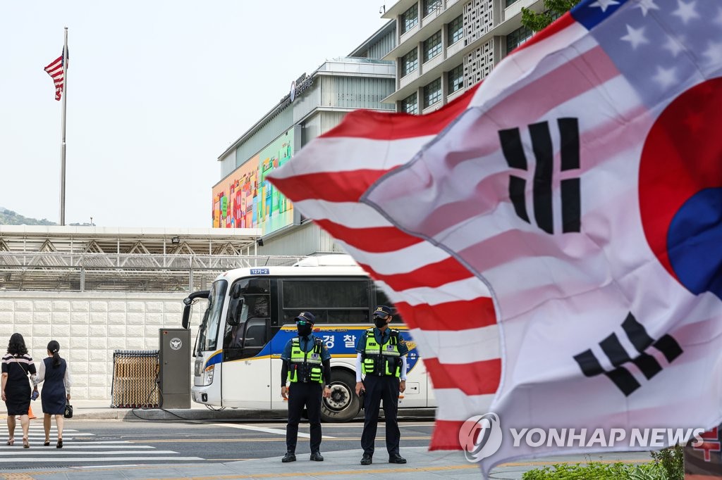 Police officers stand guard in front of the U.S. Embassy in Seoul on May 19, 2022, one day ahead of a three-day trip by U.S. President Joe Biden to South Korea. (Yonhap)