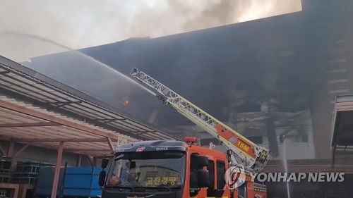 안산 자동차 부품공장 화재…3시간 만에 초진(종합)