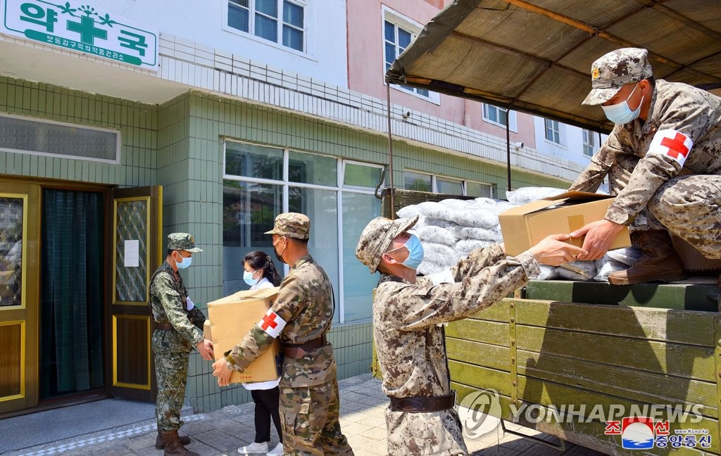 약국에 의약품 공급하고 있는 북한 군인들