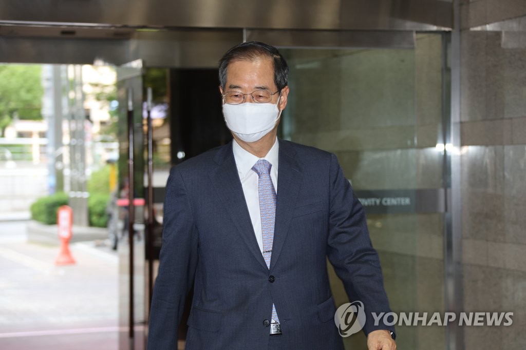 Prime Minister nominee Han Duck-soo heads to his office in Seoul on May 20, 2022. (Yonhap)