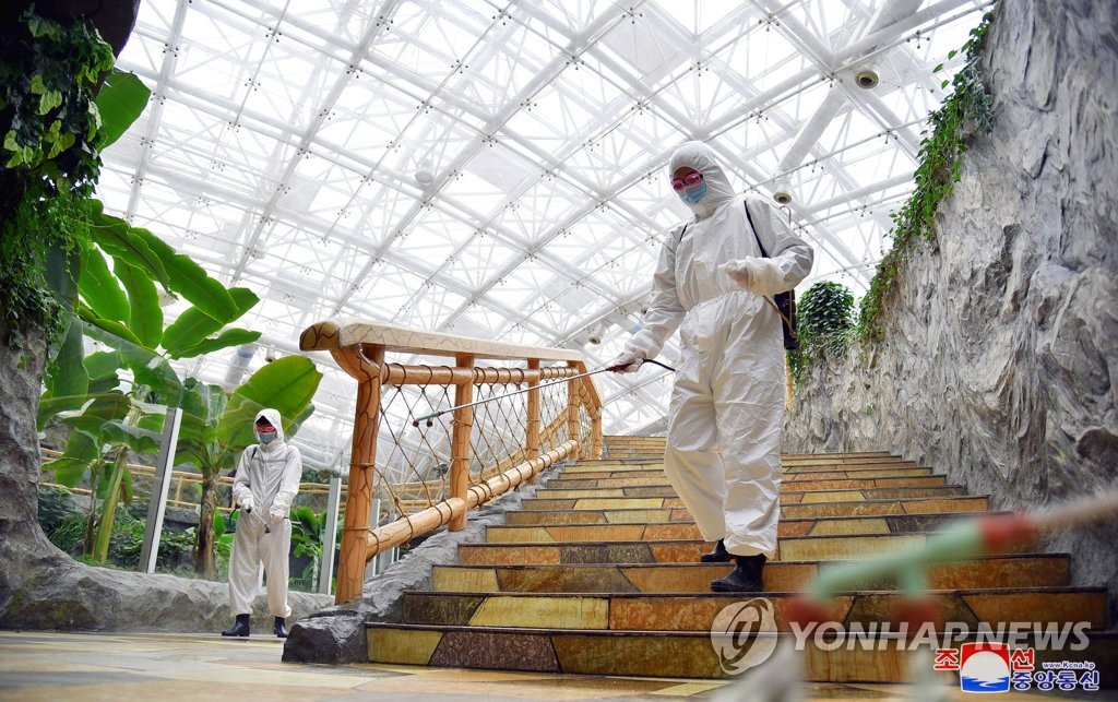 Des agents sanitaires nord-coréens désinfectent le zoo central à Pyongyang, rapporte le vendredi 20 mai 2022 l'Agence centrale de presse nord-coréenne (KCNA), sur fond d'épidémie de nouveau coronavirus. (Utilisation en Corée du Sud uniquement et redistribution interdite)