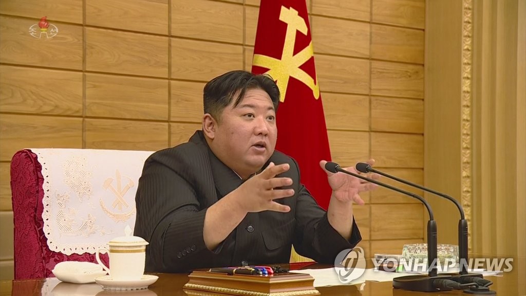 La foto, publicada por la Estación Central de Televisión de Corea del Norte, muestra al líder norcoreano, Kim Jong-un, hablando durante una reunión con funcionarios de alto rango del Partido de los Trabajadores, el 21 de mayo de 2022, en Pyongyang. (Uso exclusivo dentro de Corea del Sur. Prohibida su distribución parcial o total)