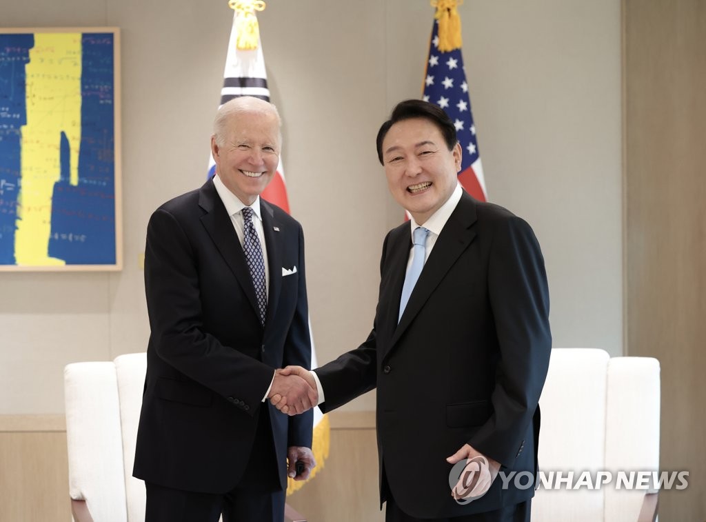 ２１日にソウルで開かれた首脳会談で握手を交わす尹大統領（右）とバイデン大統領＝（聯合ニュース）