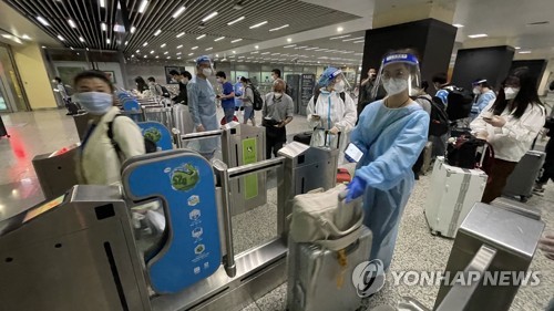′완전무장 승객들'…봉쇄 후 운행 재개한 상하이 전철