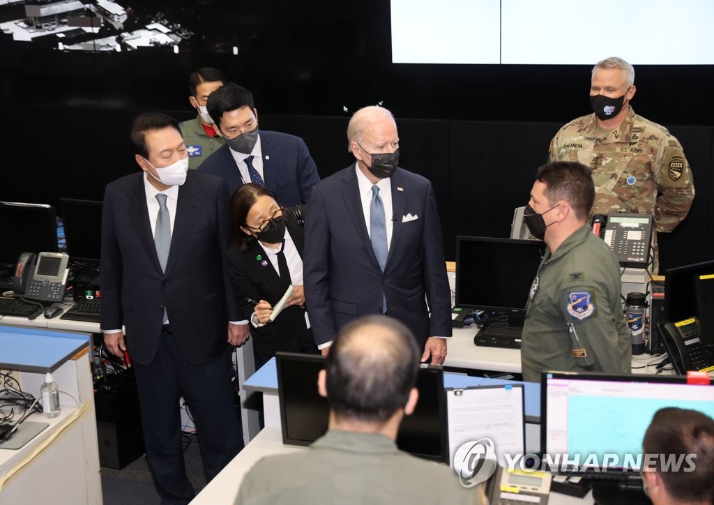 بايدن في مركز العمليات الجوية والفضائية : ردع التهديدات مهم لشبه الجزيرة الكورية والعالم باسره