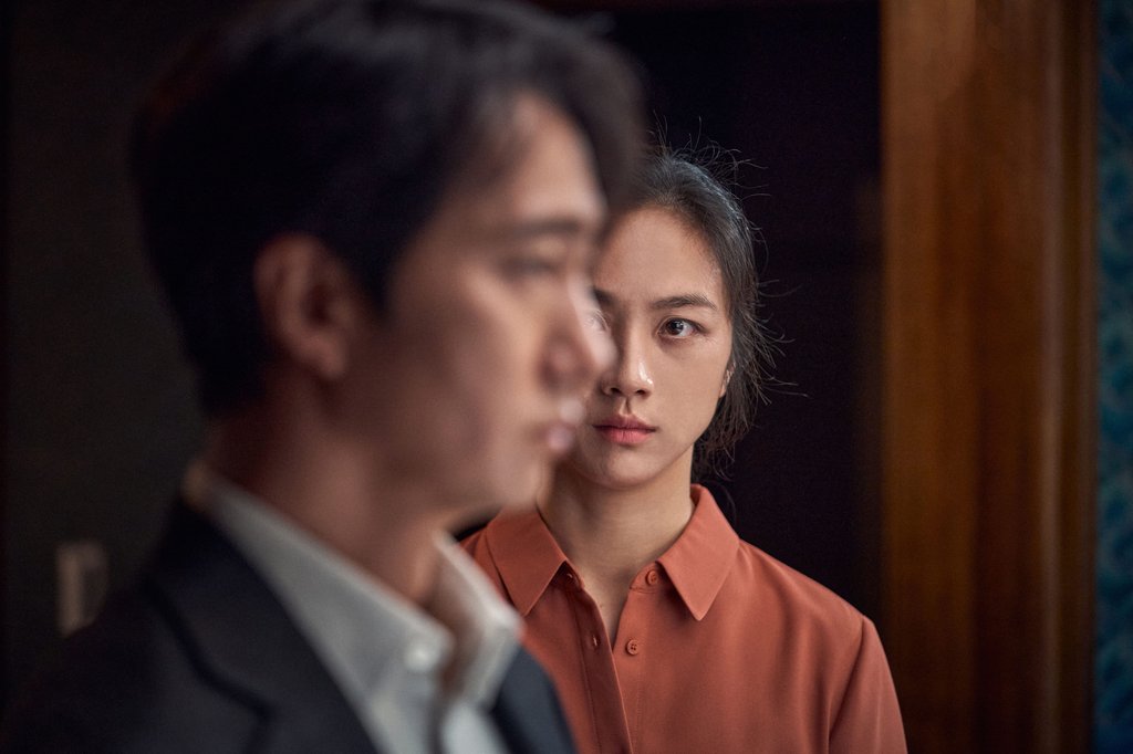 La imagen, proporcionada por CJ ENM, muestra una escena de la película "Decision to Leave" del cineasta surcoreano Park Chan-wook, quien ganó el premio al mejor director del 75° Festival de Cine de Cannes por la misma. (Prohibida su reventa y archivo)