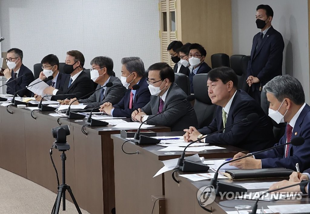 President Yoon Suk-yeol (2nd from R) presides over a meeting of the National Security Council at the presidential office in Seoul on May 25, 2022, following North Korea's launches of three ballistic missiles toward the East Sea earlier in the day, in this photo released by the presidential office. (PHOTO NOT FOR SALE) (Yonhap)