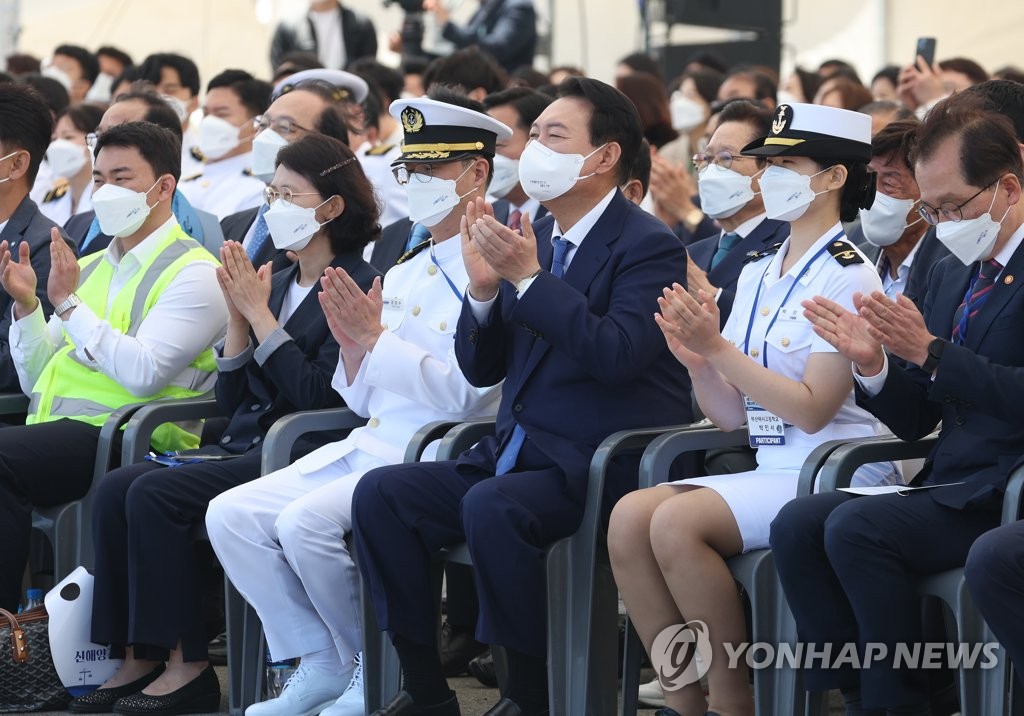 El presidente, Yoon Suk-yeol (3º por la dcha.), asiste a una ceremonia para conmemorar el 27º Día de los Mares, el 31 de mayo de 2022, en la ciudad portuaria suroriental de Busan.