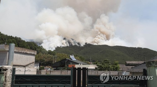 행안장관, 밀양 산불 현장서 대책회의…"가용 자원 총동원"