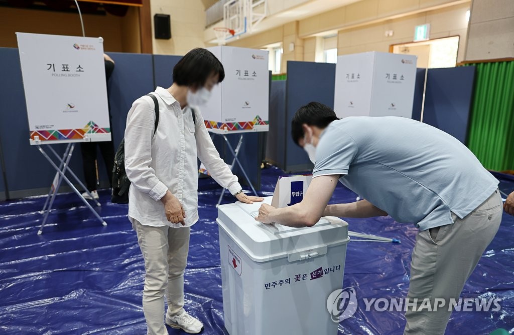 투표소 설치 중 | 연합뉴스
