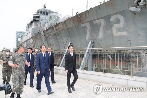천안함 살펴보는 한덕수 총리