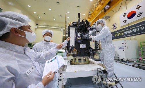 La foto de archivo, proporcionada por el KARI, muestra a ingenieros aeroespaciales realizando una inspección final del primer orbitador lunar de Corea del Sur, el "Danuri", antes de ser trasladado a la Estación de la Fuerza Espacial de Cabo Cañaveral, en Florida, Estados Unidos, para ser lanzado el 4 de agosto de 2022, en un cohete Falcon 9 de SpaceX, en el estado de Florida, EE. UU. (Prohibida su reventa y archivo)