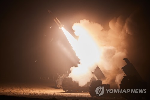 La foto de archivo, revelada, el 6 de junio de 2022, por el Estado Mayor Conjunto, muestra a Corea del Sur y EE. UU. llevando a cabo un ejercicio conjunto de disparo de misiles en una ubicación no identificada. (Prohibida su reventa y archivo) 