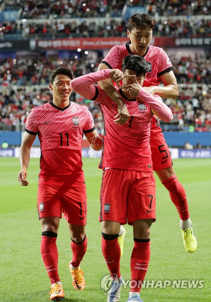 Son Heung-min of South Korea (C) celebrates after scoring a goal against Chile during the countries' friendly football match at Daejeon World Cup Stadium in Daejeon, 160 kilometers south of Seoul, on June 6, 2022. (Yonhap)