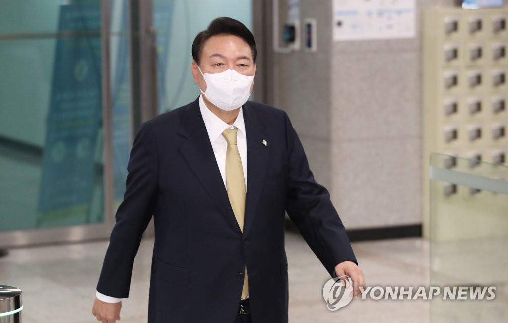 President Yoon Suk-yeol heads to his office in Seoul on June 8, 2022. (Pool photo) (Yonhap)