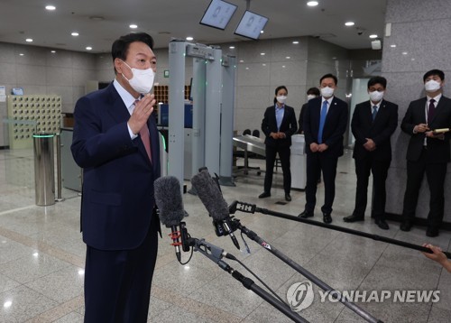 취재진 질문에 답하는 윤 대통령