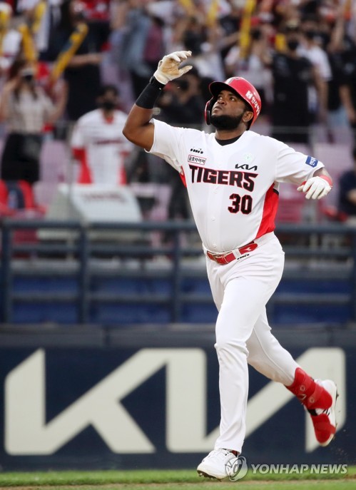 Puig heating up as Heroes chase down 1st place in KBO