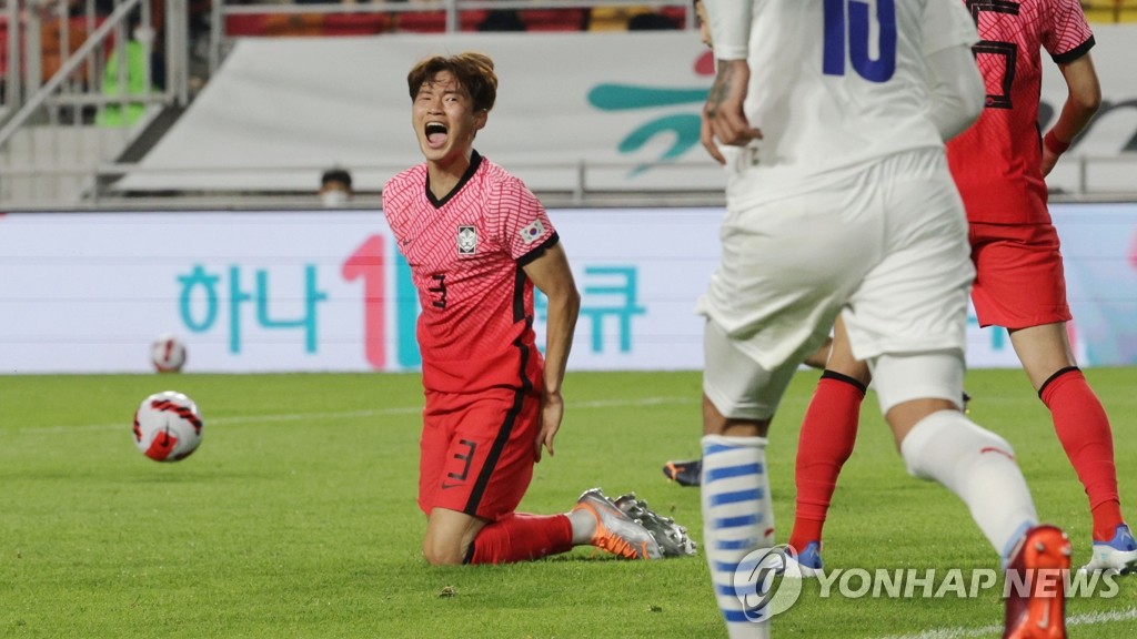 Kim Jin-su of South Korea (L) reacts to a missed scoring opportunity against Paraguay during the countries' friendly football match at Suwon World Cup Stadium in Suwon, 35 kilometers south of Seoul, on June 10, 2022. (Yonhap)