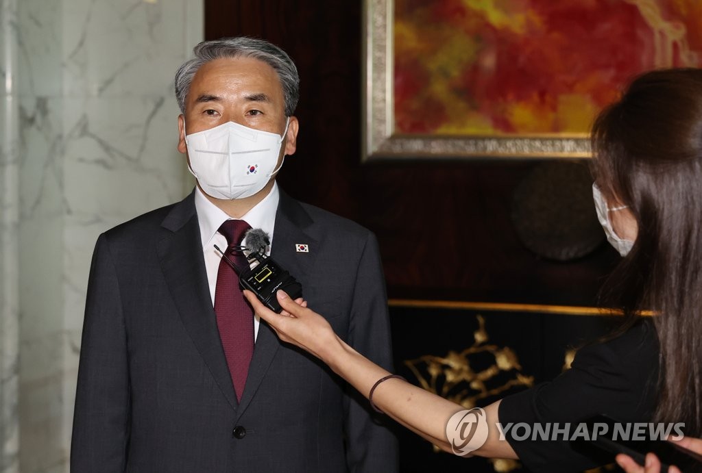 This photo, taken on June 11, 2022, shows Defense Minister Lee Jong-sup speaking to the press after talks with his U.S. and Japanese counterparts on the margins of the Shangri-La Dialogue in Singapore. (Yonhap)