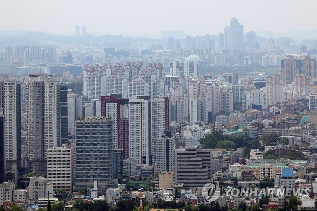 This photo, taken June 12, 2022, shows apartment buildings in Seoul. (Yonhap)