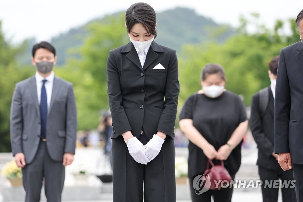 First lady Kim Keon-hee pays her respects at the grave of former President Roh Moo-hyun in Bongha village, some 300 kilometers southeast of Seoul, on June 13, 2022. (Yonhap)
