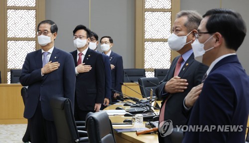 지난 14일 국무회의에서 국기에 경례하는 한덕수 총리와 국무위원들