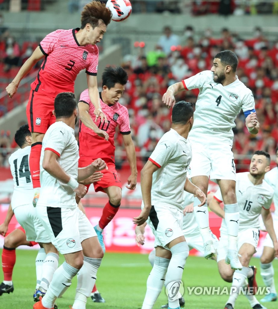 Kim Jin-su of South Korea (L) attempts a header against Egypt during the countries' friendly football match at Seoul World Cup Stadium in Seoul on June 14, 2022. (Yonhap)