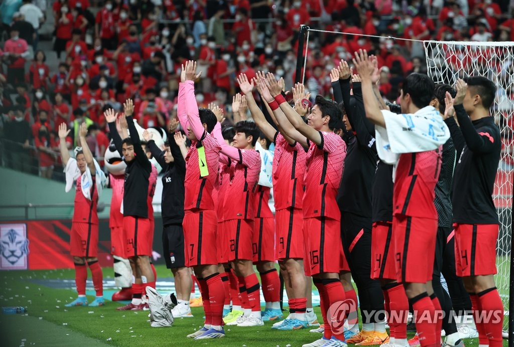 South Korean players salute their fans after beating Egypt 4-1 in the countries' friendly football match at Seoul World Cup Stadium in Seoul on June 14, 2022. (Yonhap)