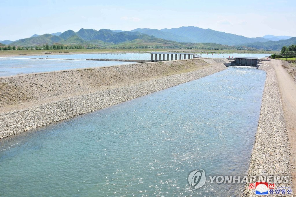 북한 함남 금야군에 100여리 자연흐름식 물길공사 완공