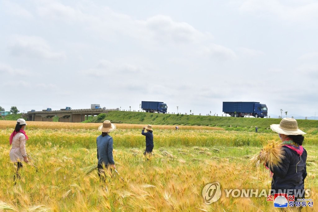 북한, 의약품과 지원물자들 황해남도 전염병 발생지역으로 수송
